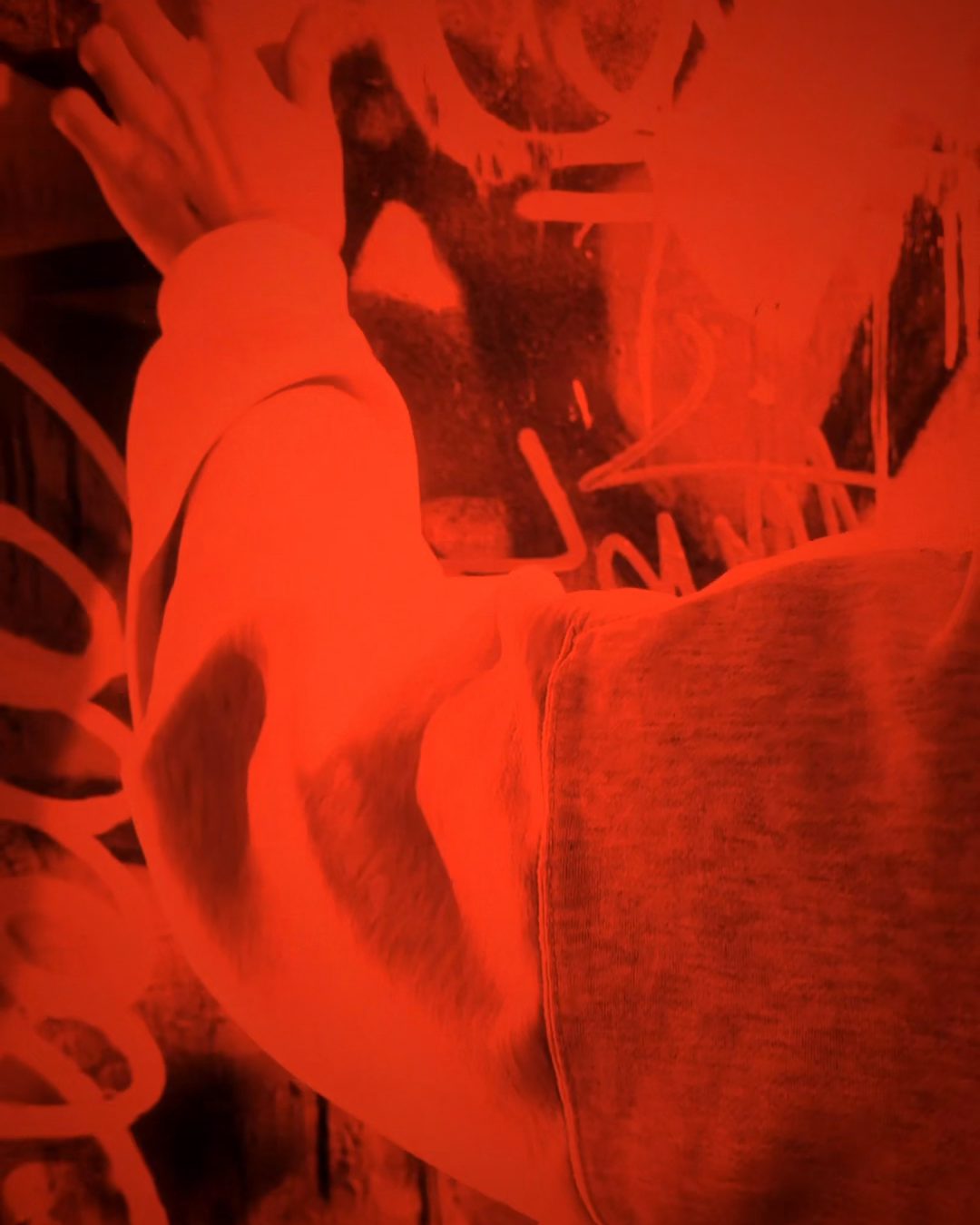 Maüro pintando, con la imagen teñida de rojo